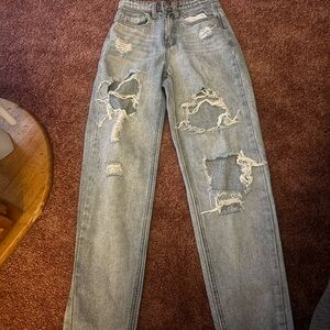 PrettyLittleThing High-Rise Distressed Mom Jeans Light Wash US 8